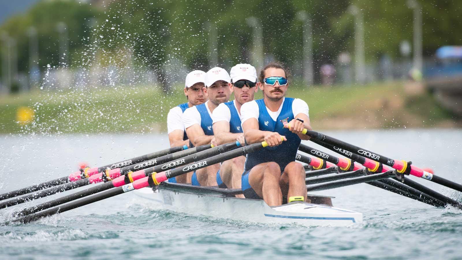 Ruderer beim Regatta-Rennen in Wettkampfbooten